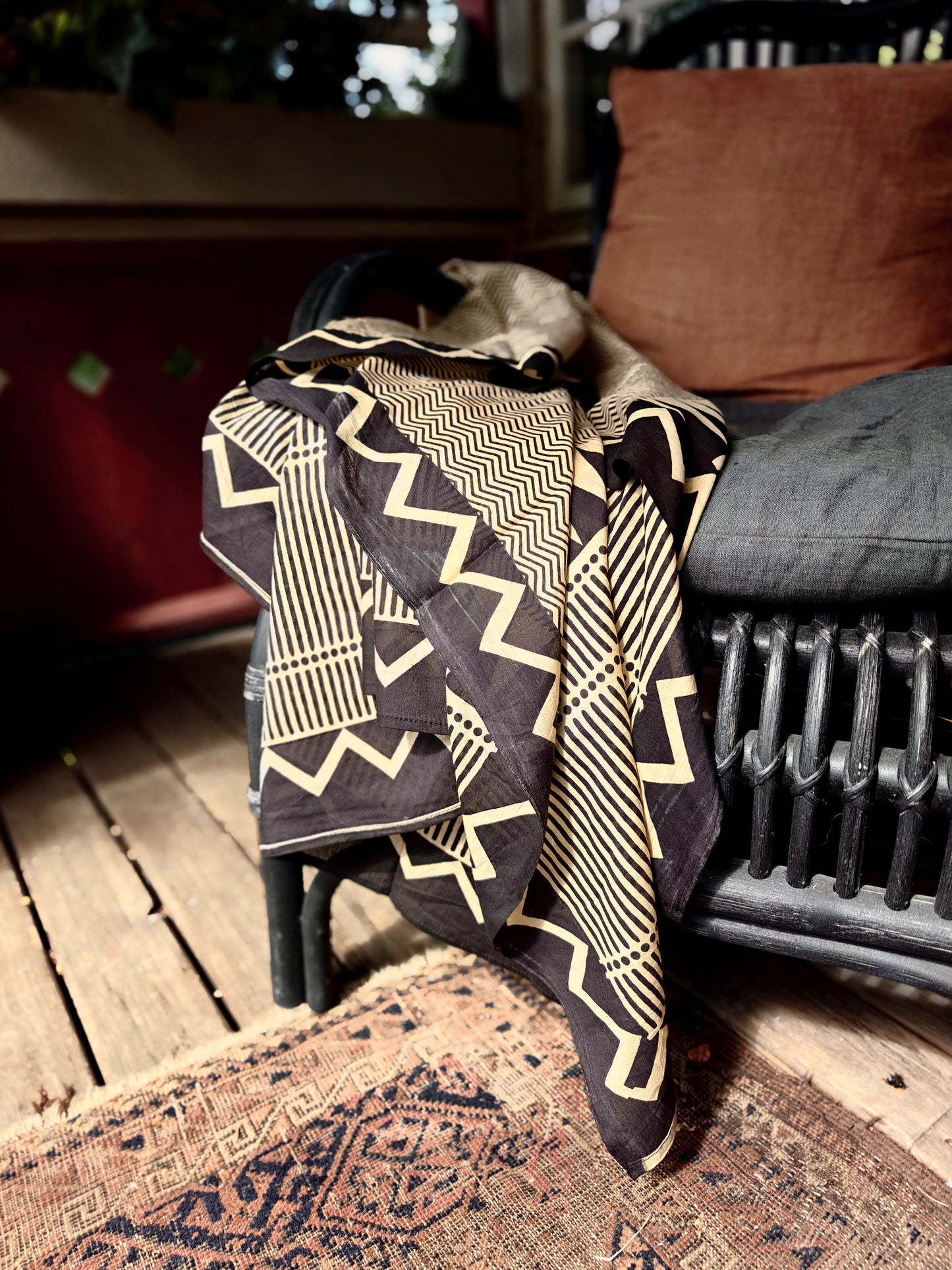 Pareo Blockprint Black Graphic