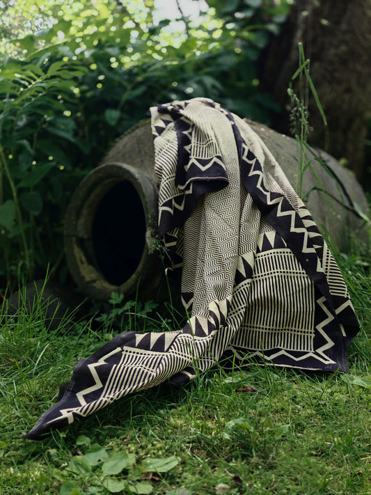 Pareo Blockprint Black Graphic